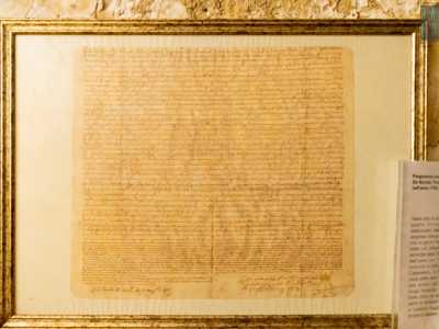 La riproduzione di un�antica pergamena poggiata su un tavolo attira la nostra attenzione. � un testo del 1756 che narra della torre e di questi fossati: nel documento � specificato che, in caso di pericolo, le gallerie venivano utilizzate per scappare e mettersi al sicuro